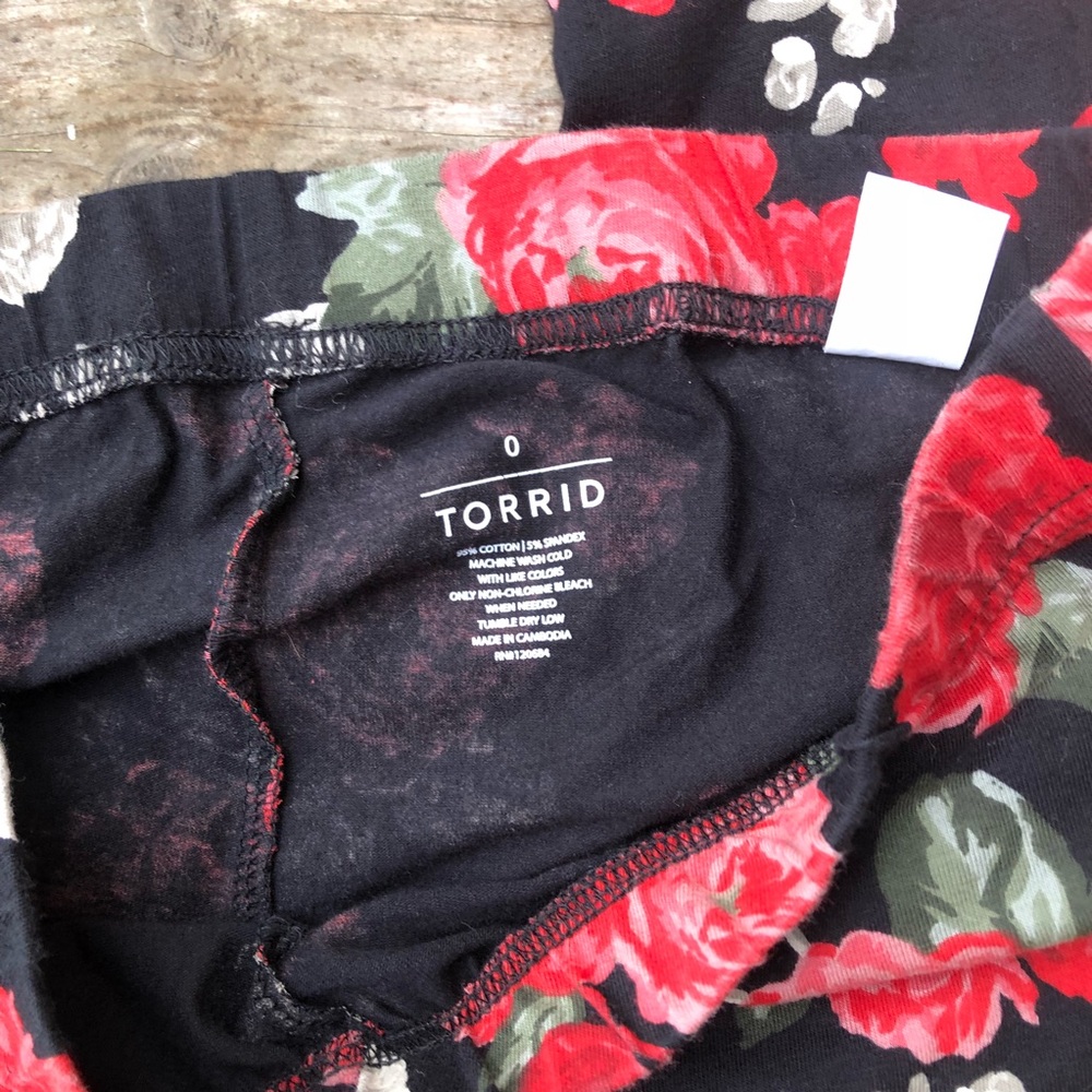 Torrid black and red rose leggings size 0X - Picture 2 of 2